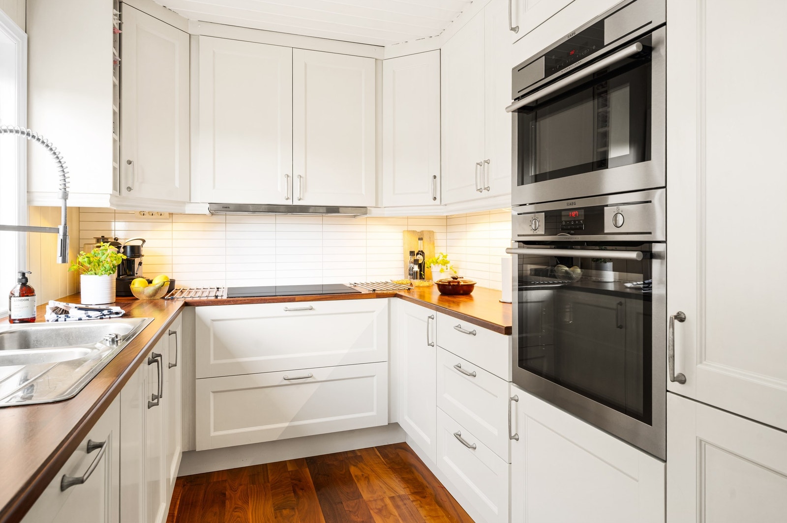 Dette kjøkkenet er romslig og holdt i en praktisk separat løsning, der du har en fin sone for matlagingen. Galleribilde