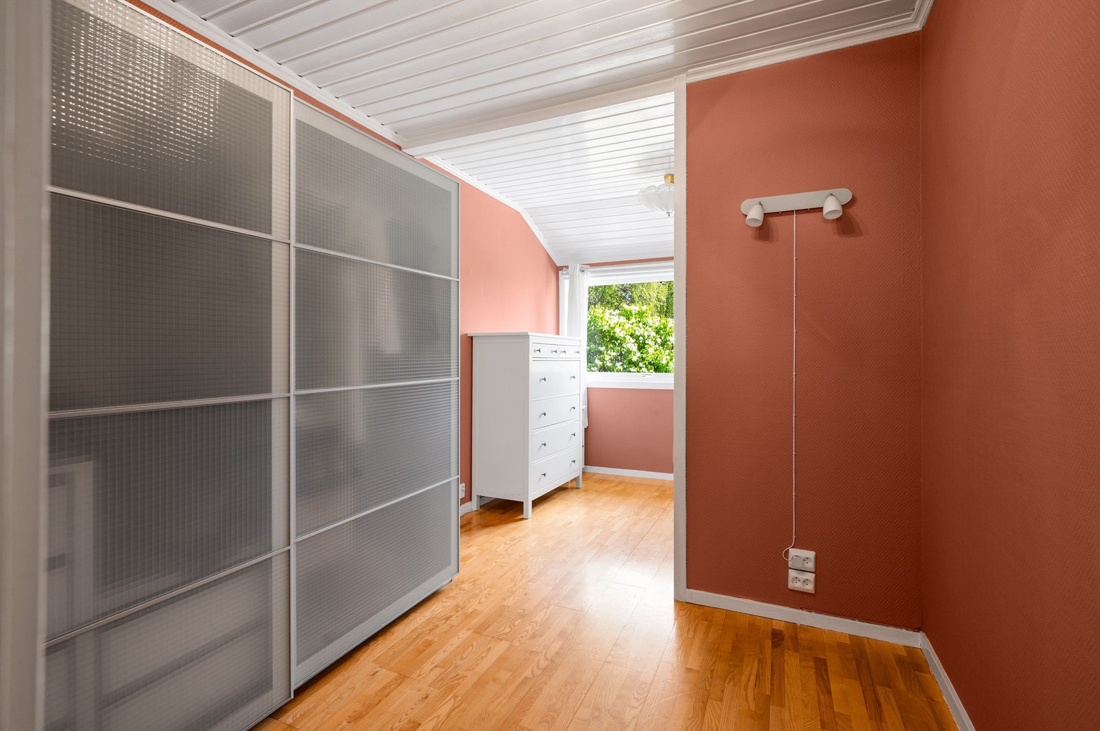 Flere muligheter for å sette inn ytterligere oppbevaringsmøblement etter ønske og behov. Galleribilde