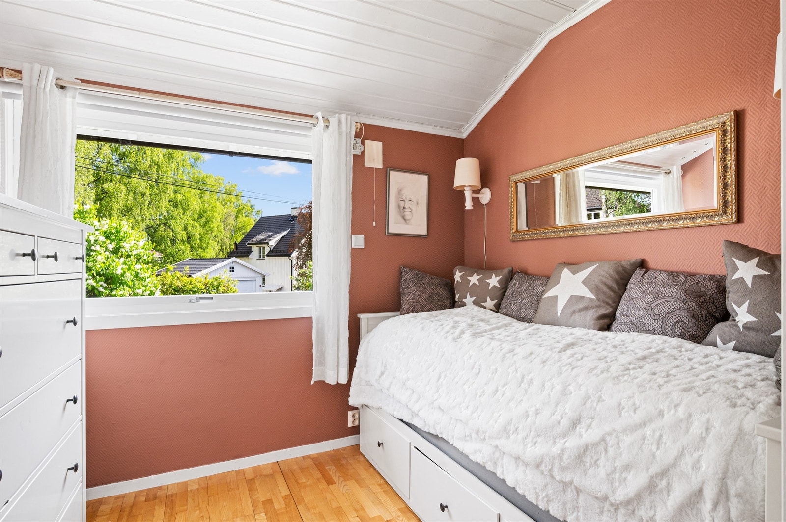 Resterende av boligens soverom er også av god størrelse. Galleribilde