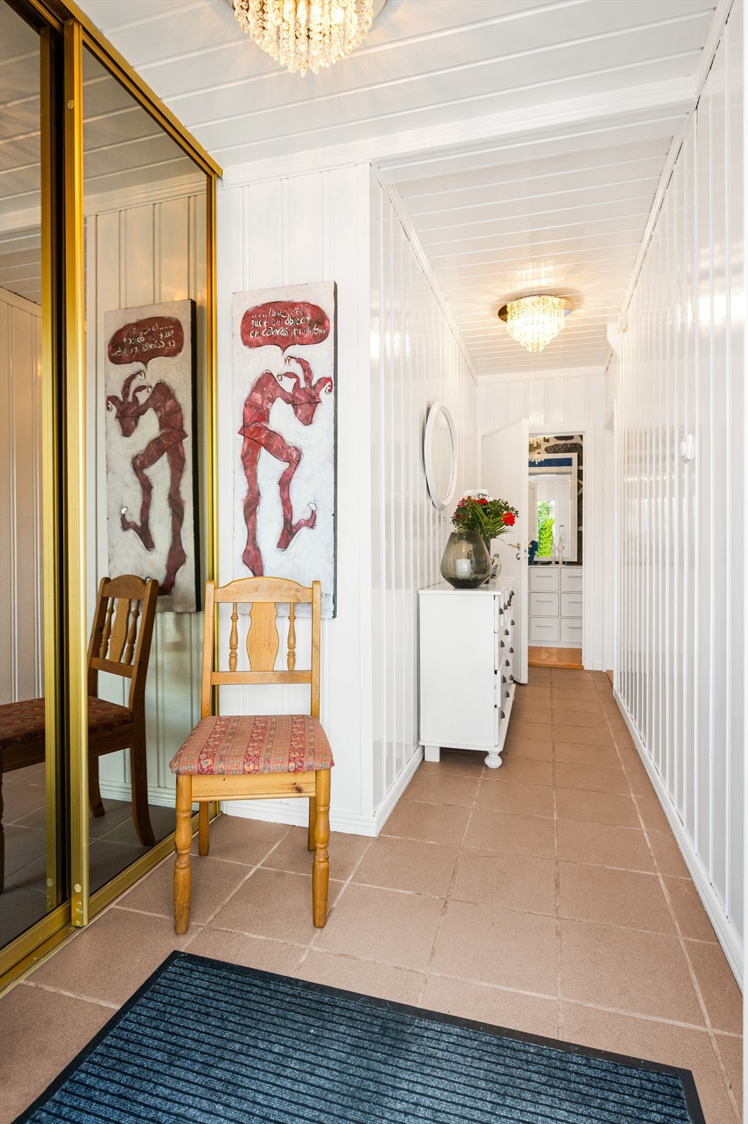 Her er det rikelig med plass til å henge fra seg yttertøyet og sette fra seg sko. Galleribilde