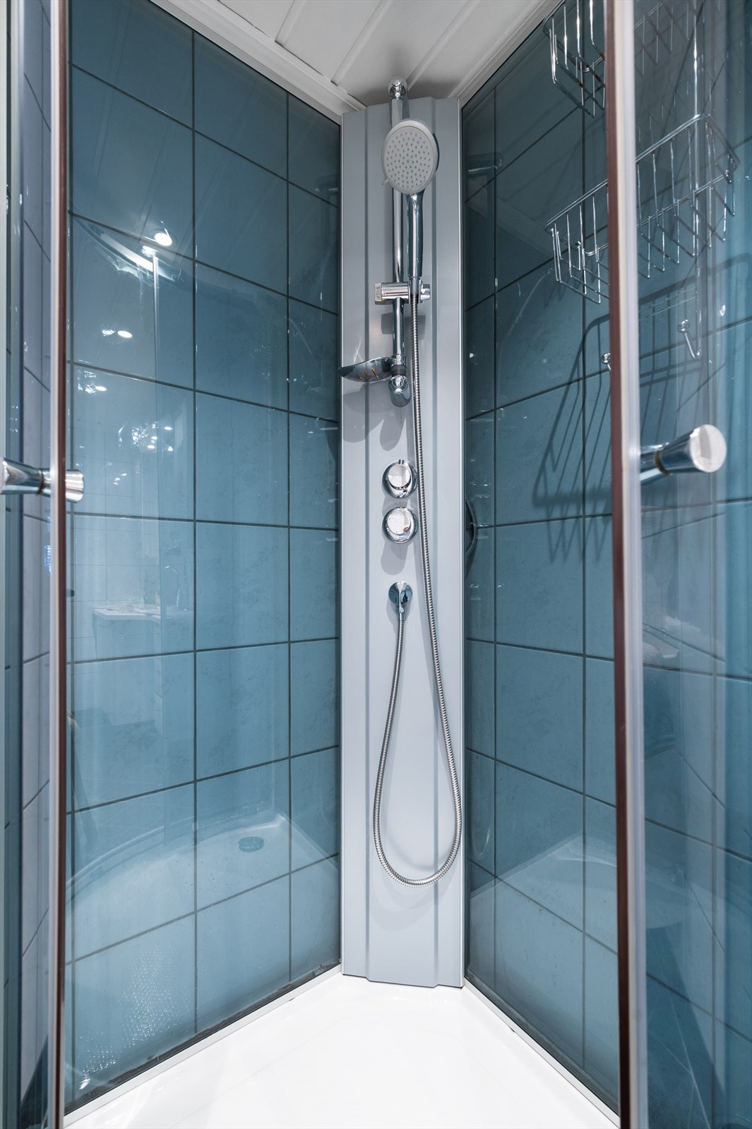 Videre har badet dusjkabinett og klosett. Galleribilde