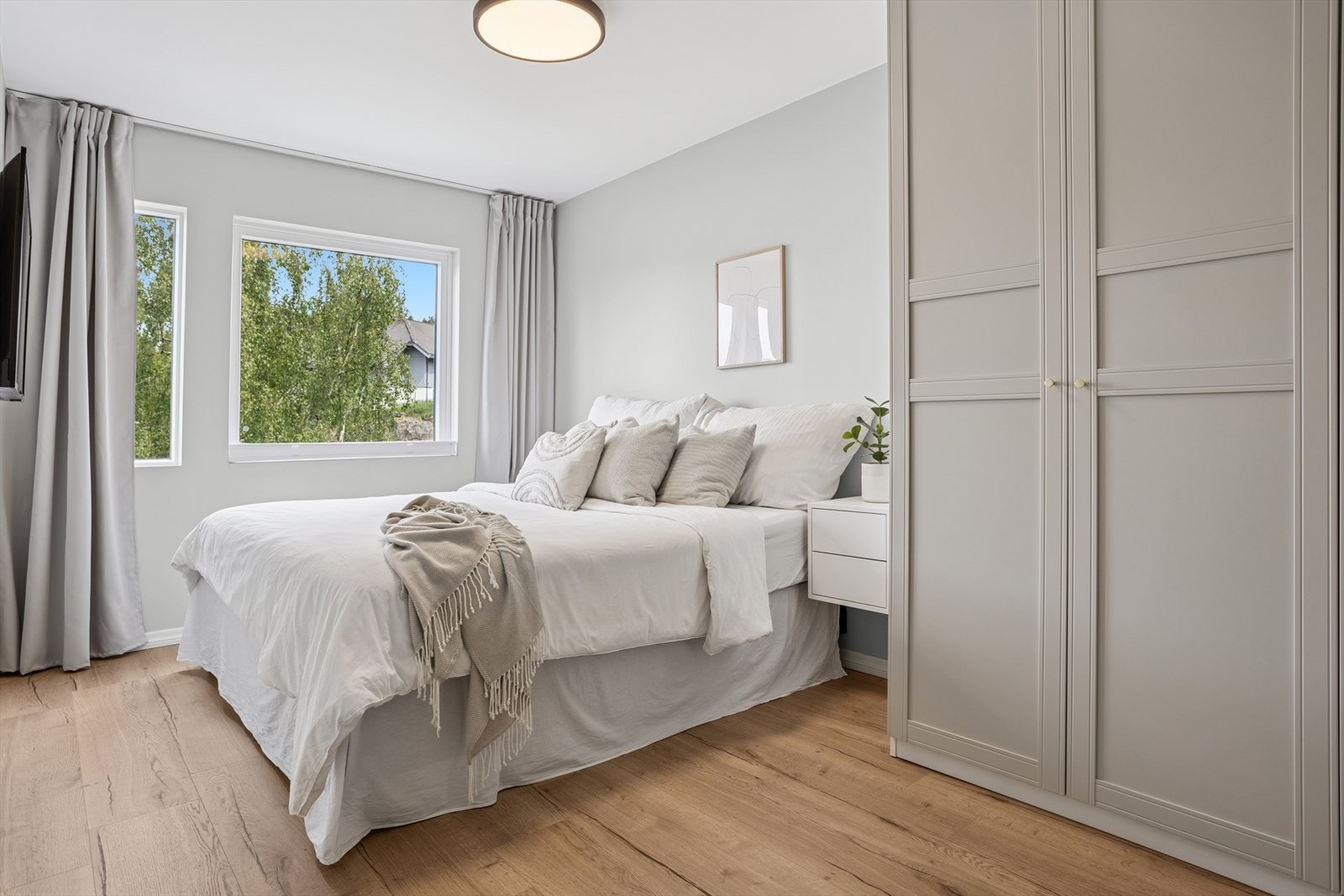 Hovedsoverommet med god plass til dobbelseng og nattbord Galleribilde