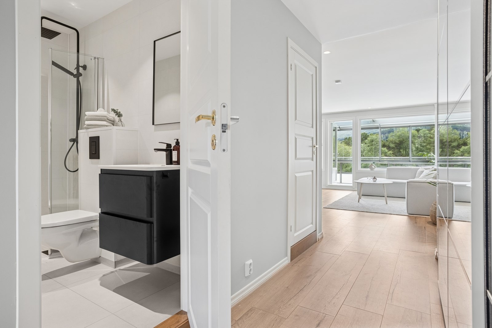 Gangen fungerer som et naturlig bindeledd mellom rommene i leiligheten Galleribilde