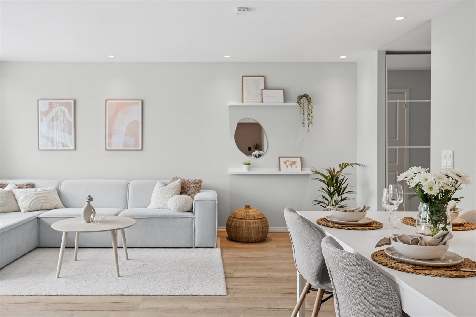 Leiligheten fremstår som meget lys og luftig med store vindusflater og god takhøyde Galleribilde