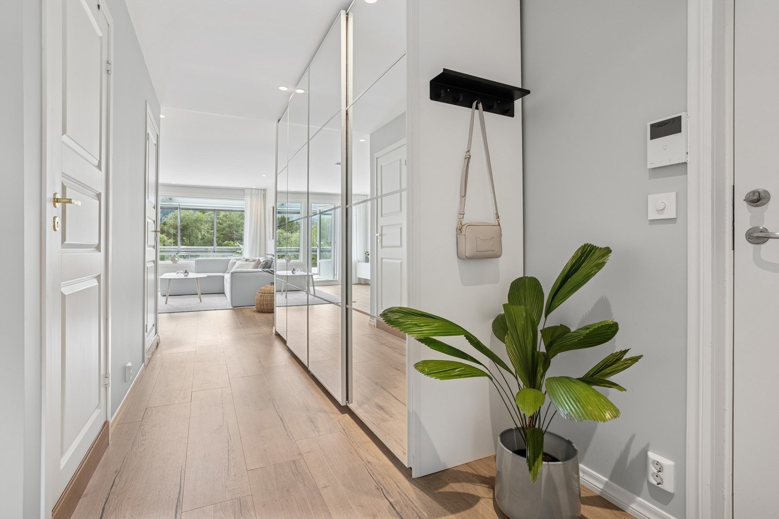 En innbydende entré som sømløst leder deg videre til resten av boligen Galleribilde