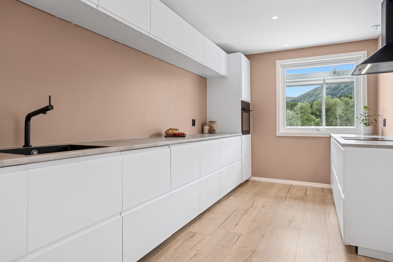 Kjøkken med god skap og benkeplass Galleribilde