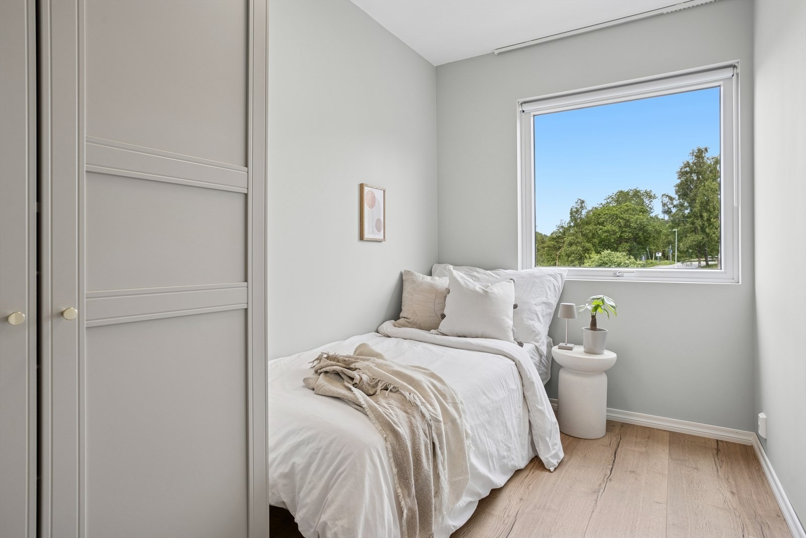 Soverom 3 byr på rikelig med lys og plass til ulike møbler, perfekt for å skape et personlig og komfortabelt rom Galleribilde