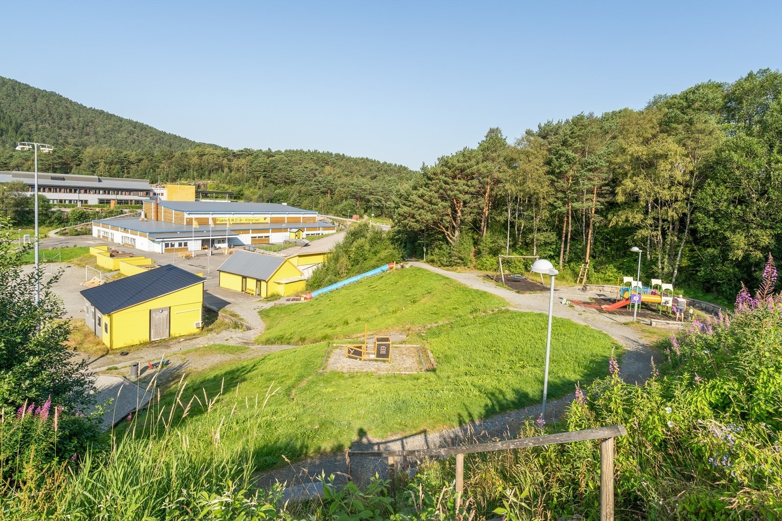 I nabolaget finner du Flaktveithallen, Breimyra skole, frisbeegolfbane og en rekke aktiviteter for store og små. Galleribilde