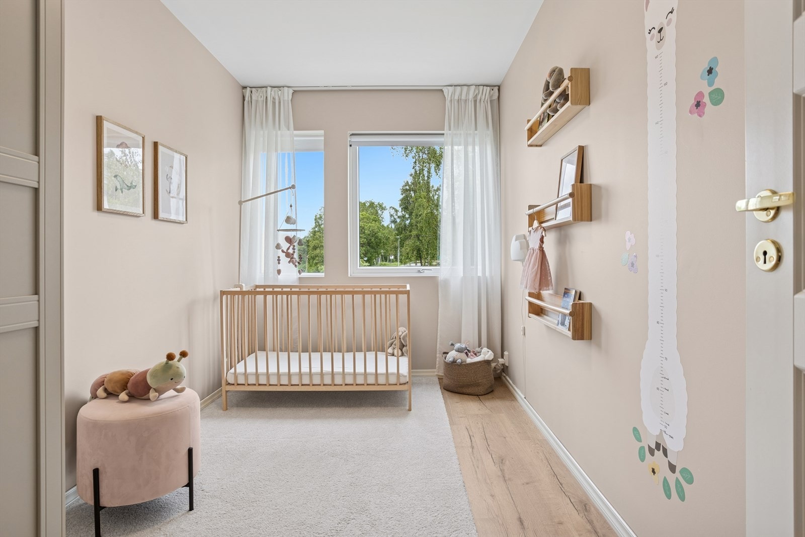 Soverom 3 har god plass til seng og diverse oppbevaringløsninger Galleribilde