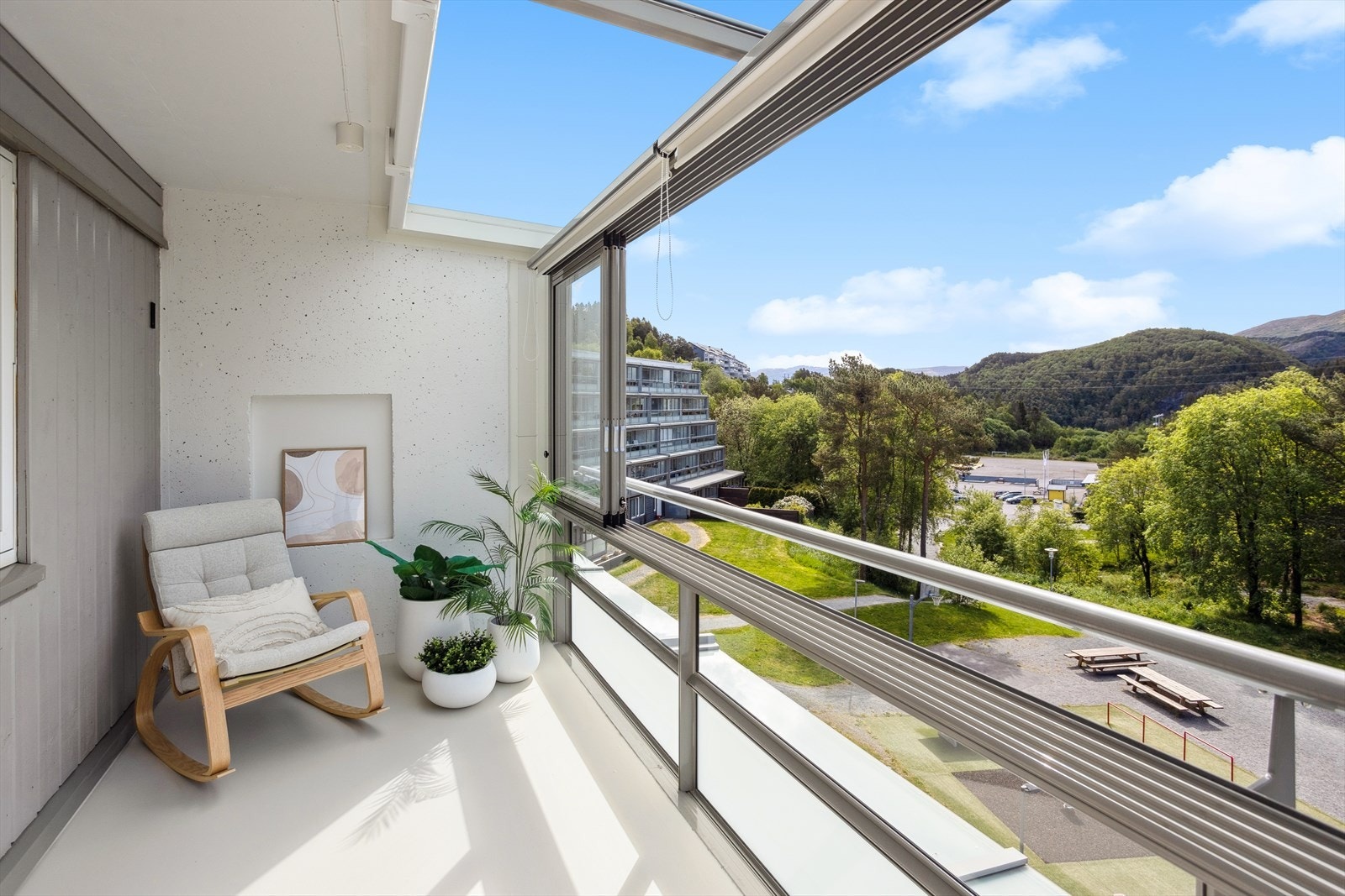 Her kan du nyte med en varm kopp kaffe og la blikket hvile på den vakre utsikten Galleribilde