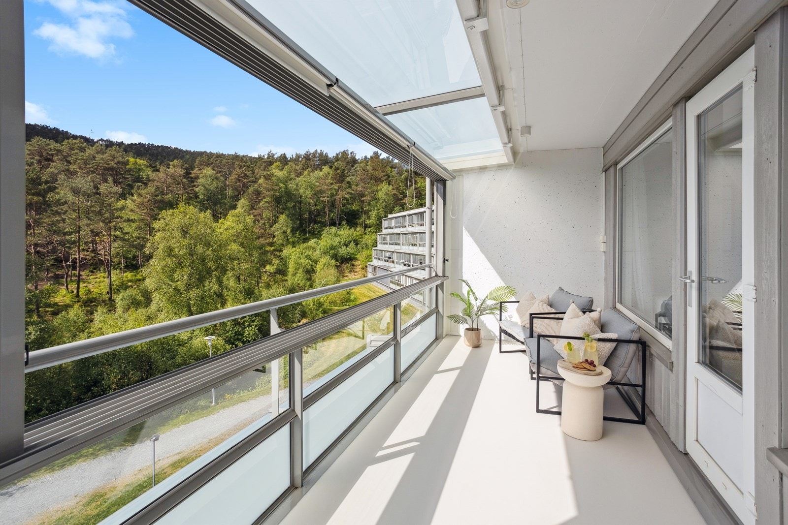 Den innglassede balkongen skjermer godt mot vær og vind, og gjør det mulig å nyte uteplassen året rundt - uansett sesong og værforhold Galleribilde