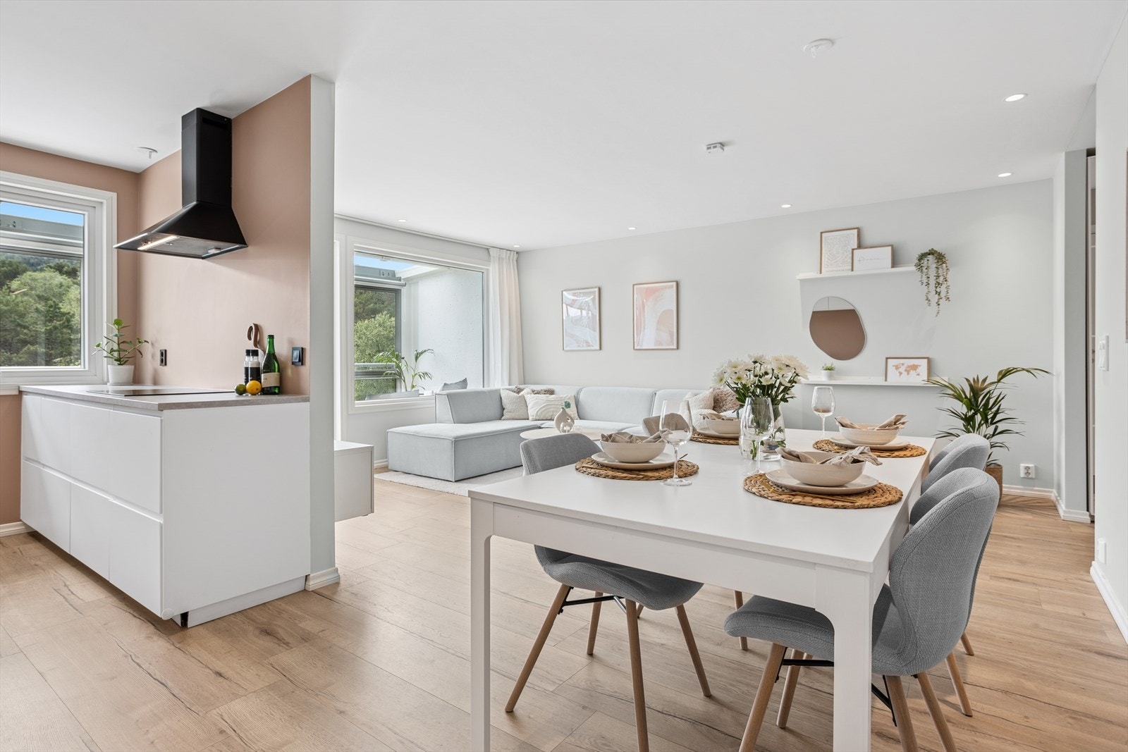 Det er plass til et stort spisebord mellom sofakroken og kjøkkenet Galleribilde