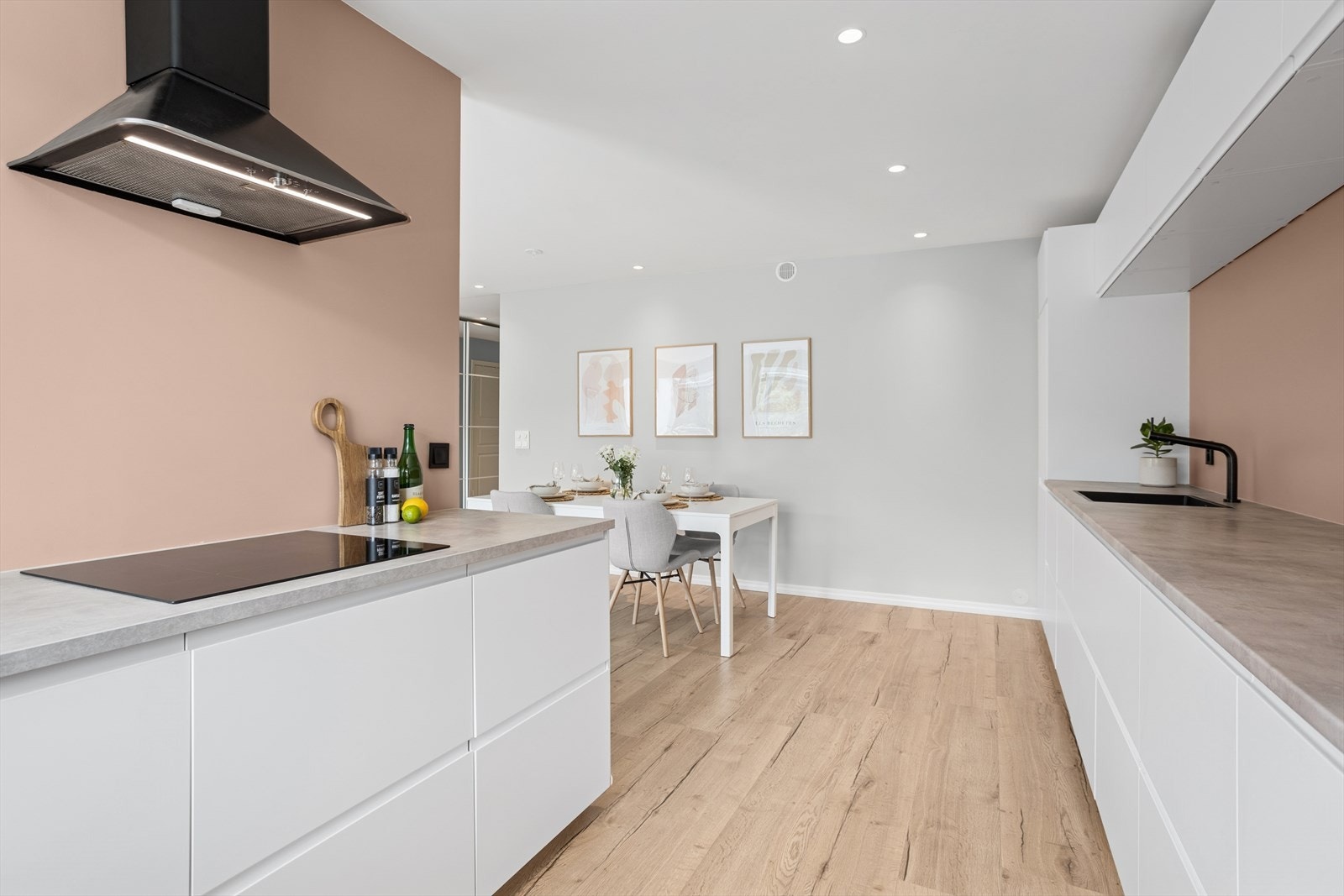 Laminat benkeplater, nedfelt stål vaskebeslag og platetopp. Innbygd stekeovn og integrert oppvaskmaskin og kjøleskap Galleribilde