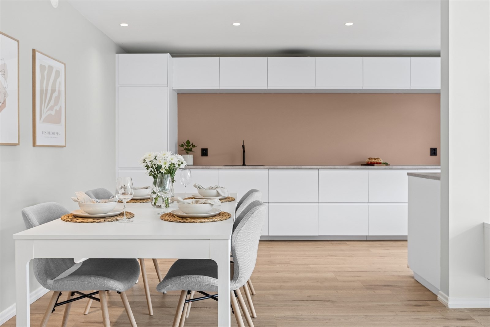 Spisestuen byr på det sosiale for familiekos, hyggelige middagsselskaper og diverse andre selskapeligheter Galleribilde