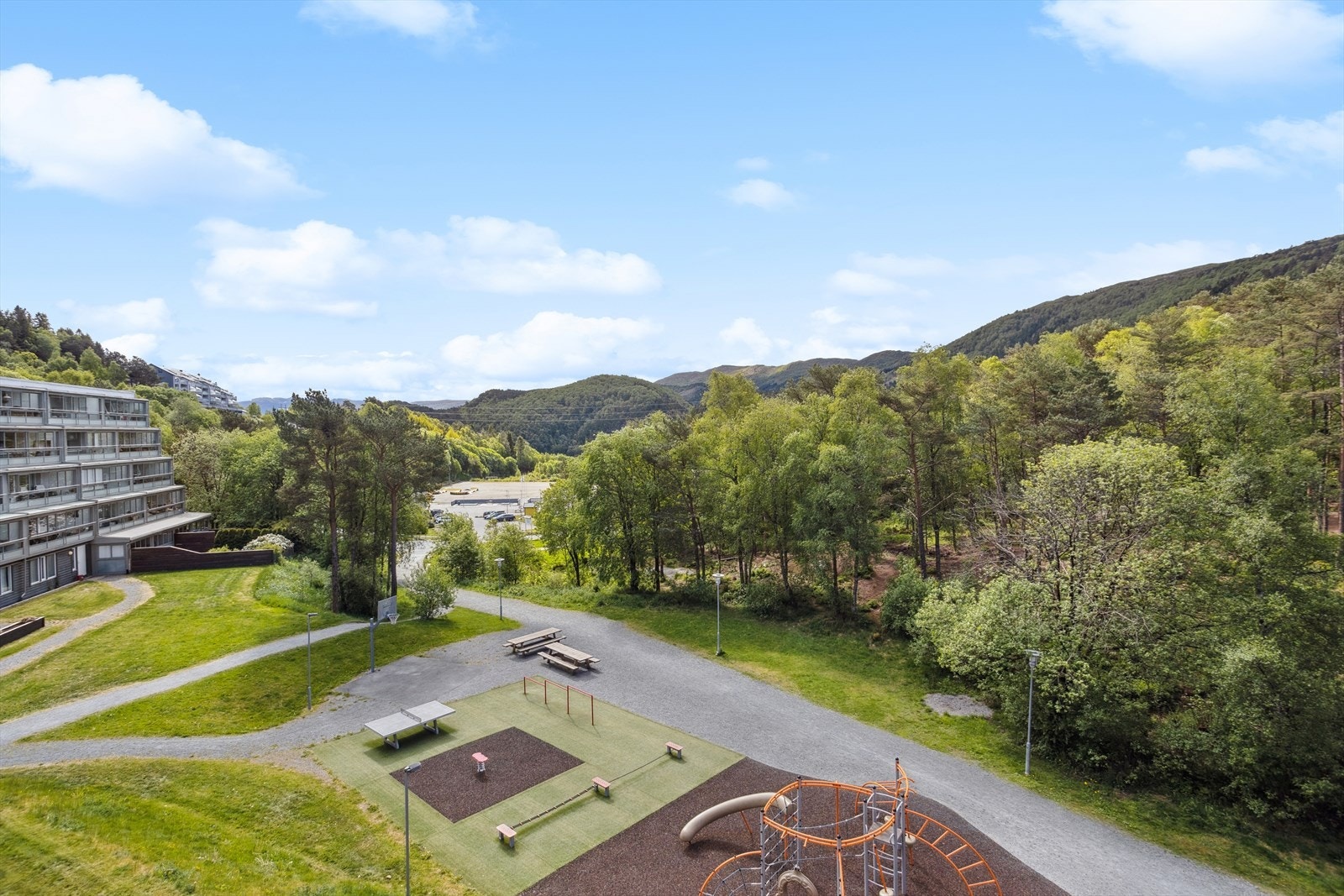 Boligen ligger i et barnevennlig område med en bilfri adkomst til lekeplassen Galleribilde