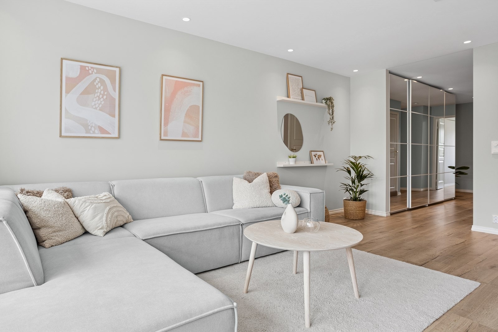 Lys og romslig stue, perfekt for sosiale sammenkomster og koselige stunder Galleribilde