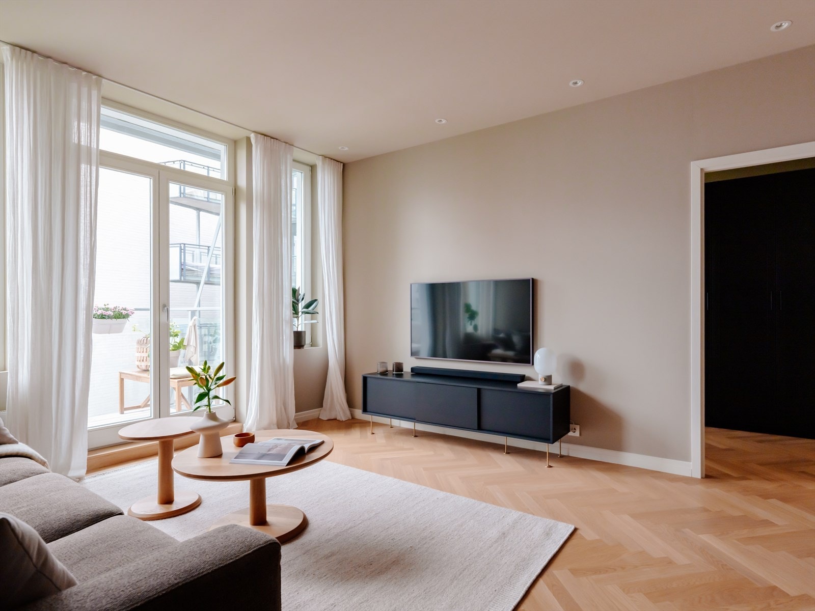 Stuen er praktisk utnyttet med plass til sofagruppe med tilhørende møblement. Galleribilde