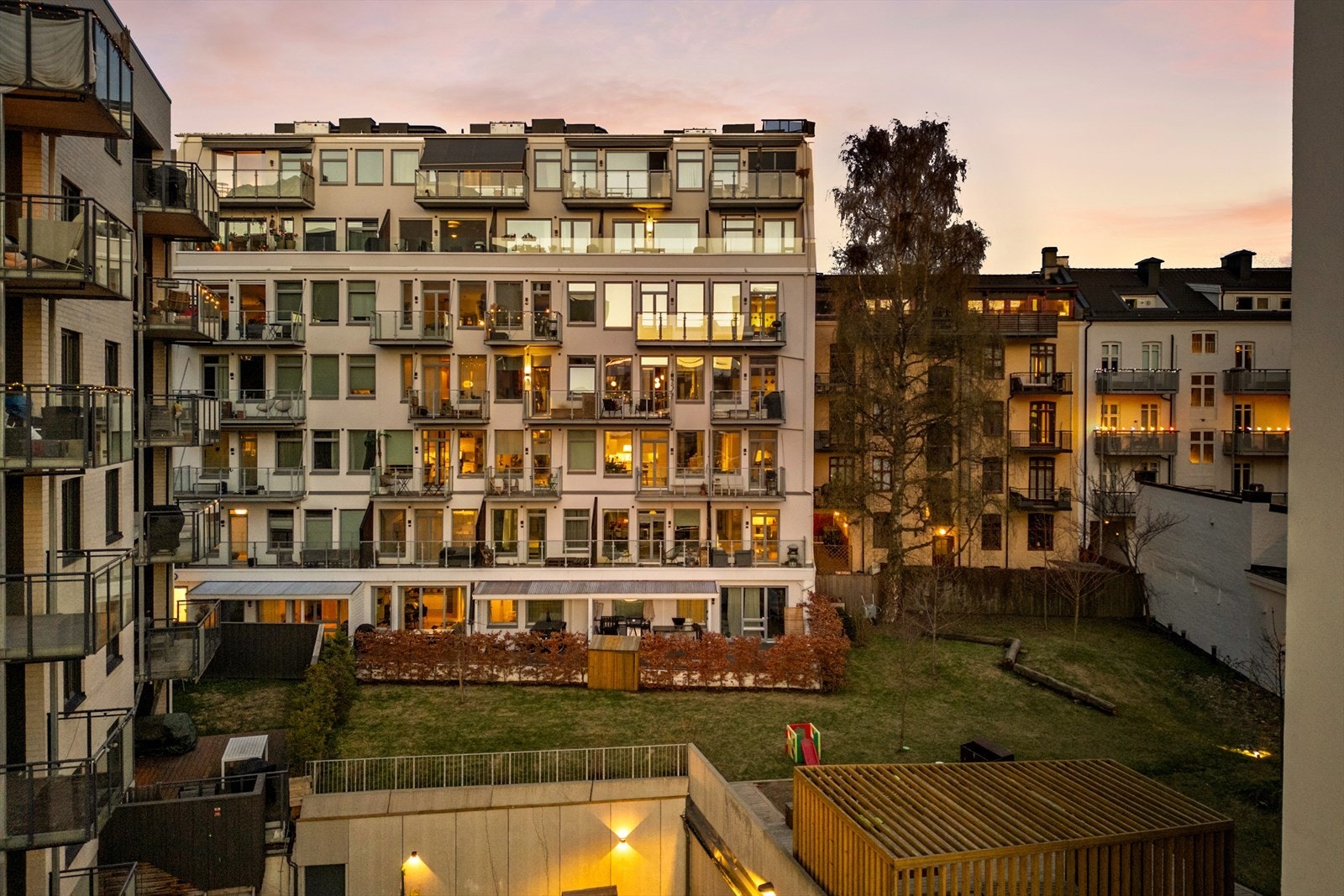 Her bor du praktfullt til i 3.etasje med heisadkomst. Galleribilde