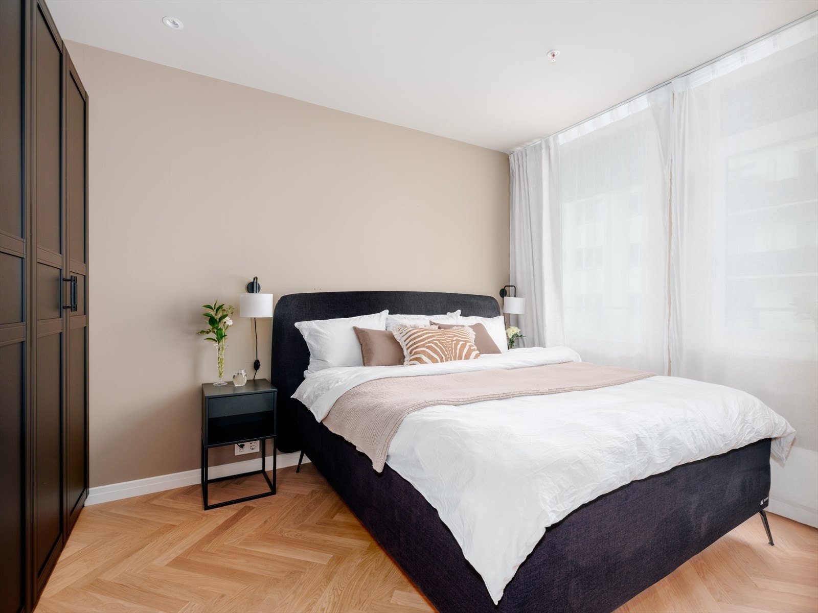 Leiligheten har et romslig hovedsoverom. Galleribilde