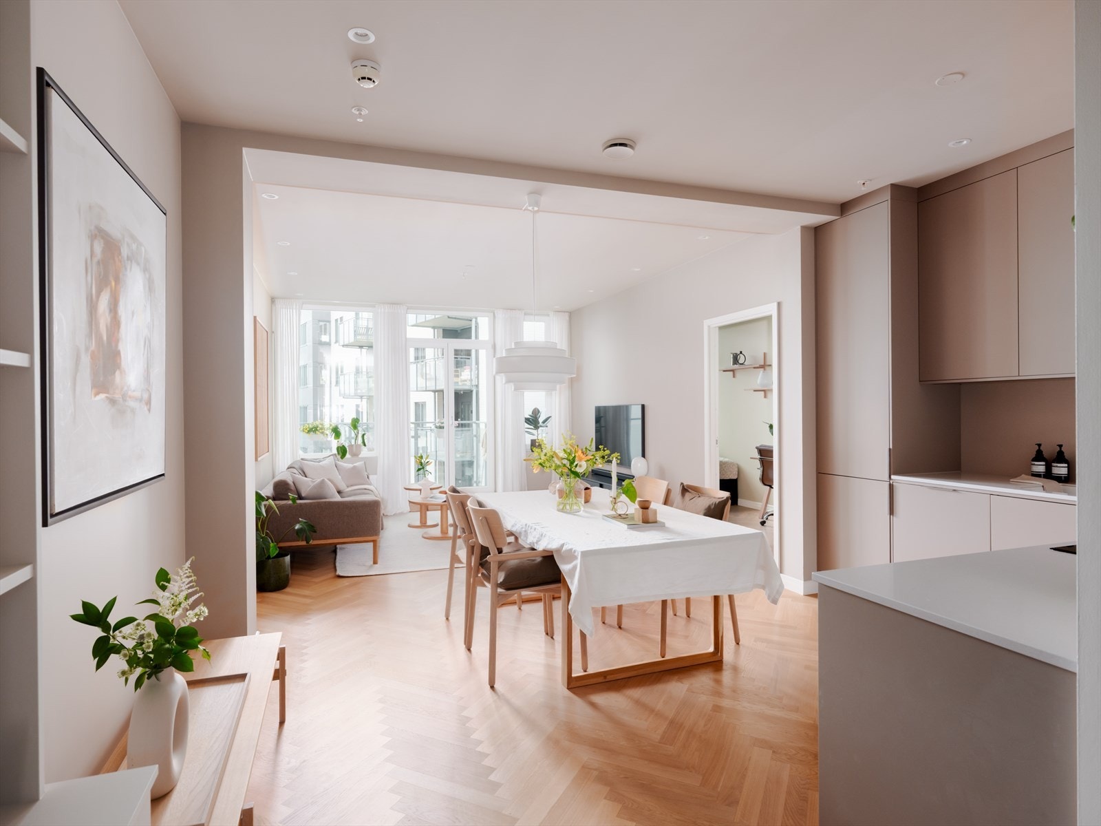 Boligen har en luftig romfølelse med takhøyde på 2,7m og et nydelig lysinnfall. Galleribilde