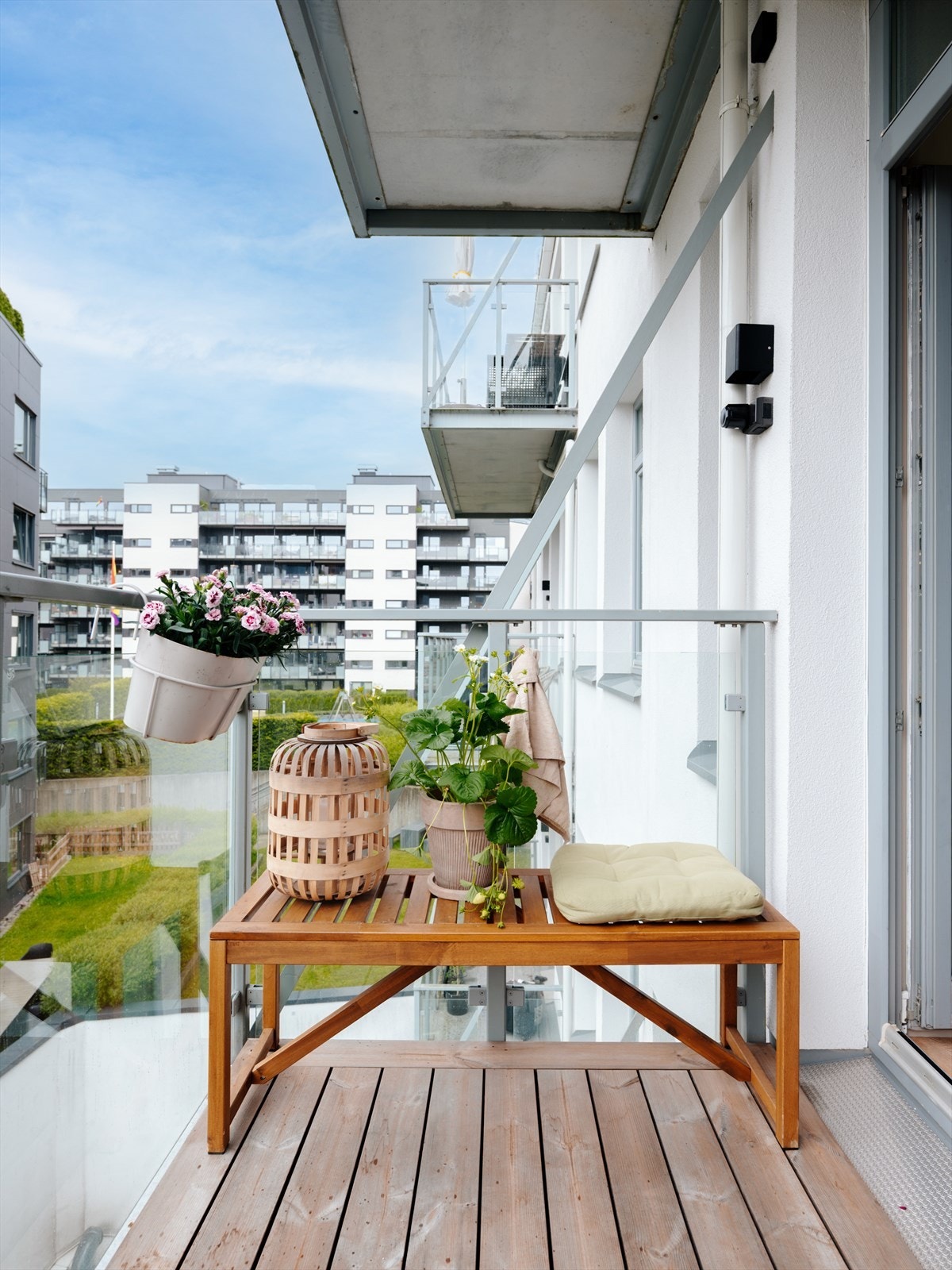 Herlig balkong med plass til møblement og grill. Galleribilde