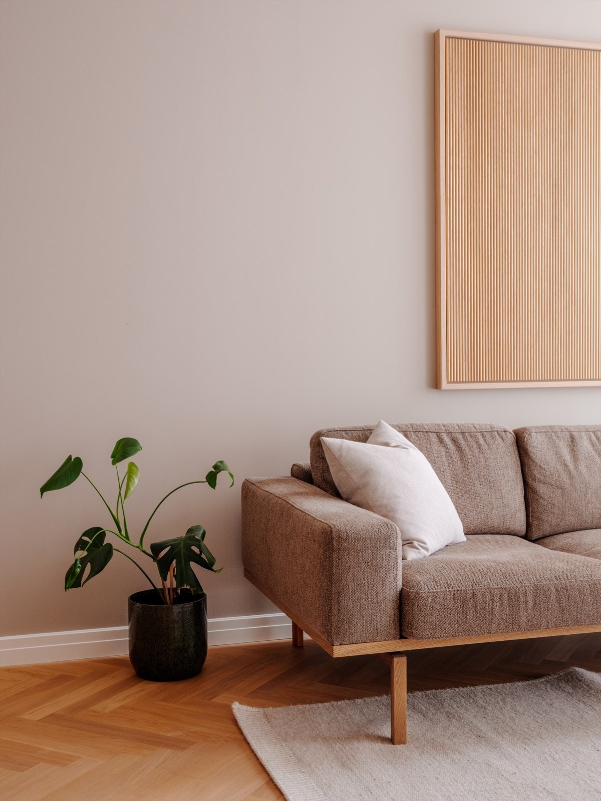 Nydelige detaljer i eik gir en lun atmosfære. Galleribilde