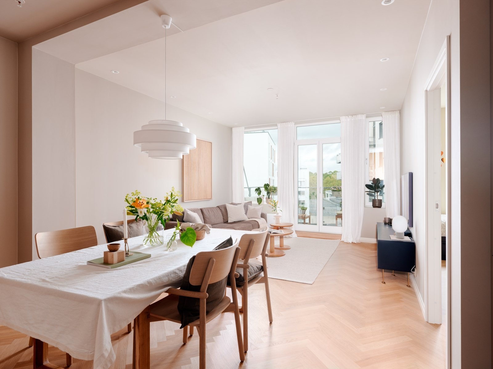 Store vindusflater gir mye naturlig lys og en følelse av luftighet. Galleribilde