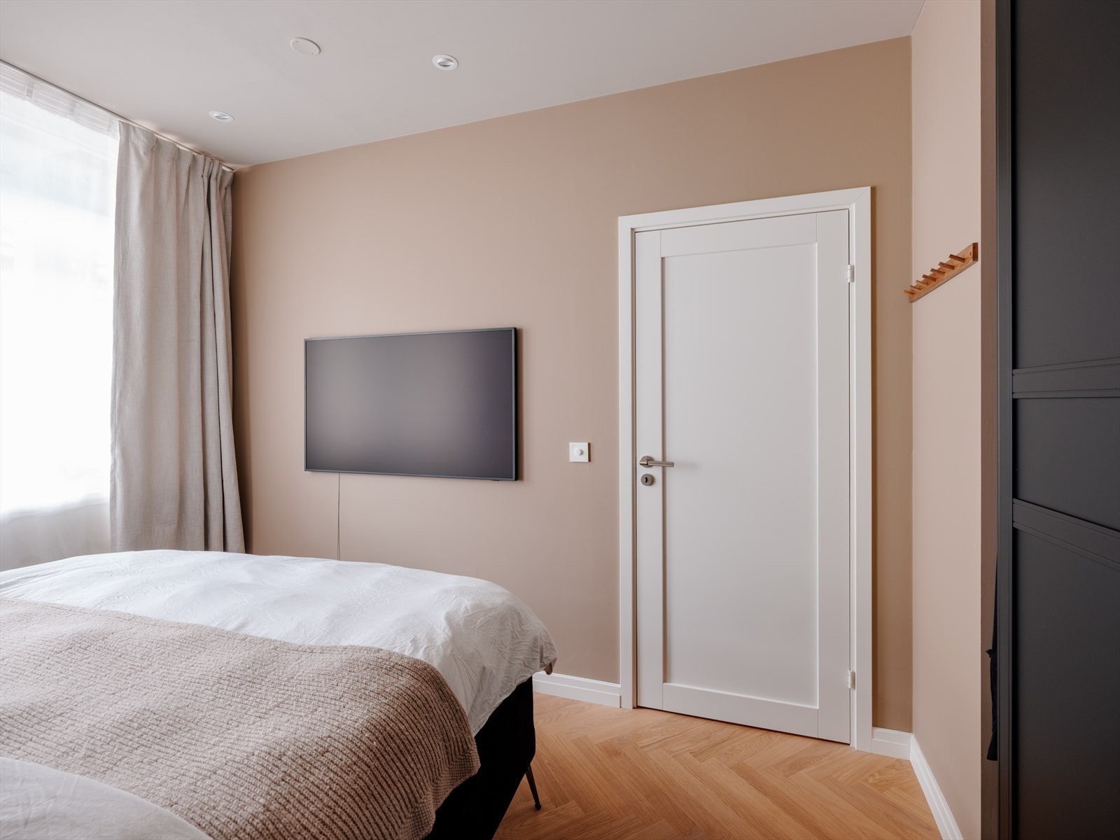 Det er god plass til dobbeltseng, nattbord og eventuelt skrivepult. Galleribilde