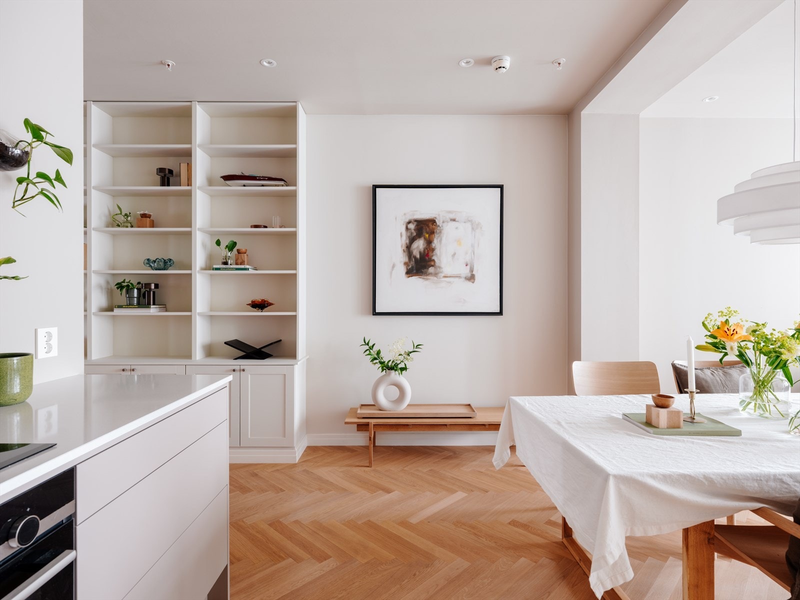 Det er bygget flott bokhylle som gir rom for masse oppbevaring og gir det klassiske preget. Galleribilde