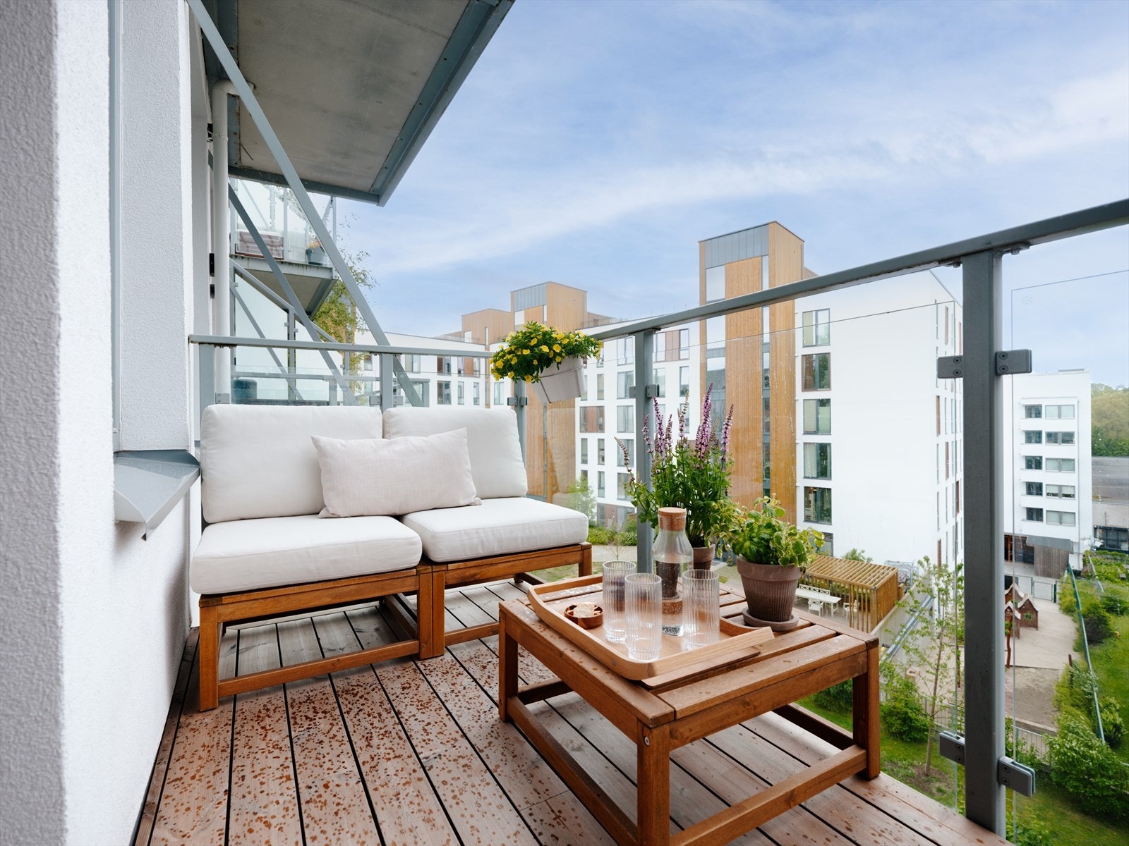 Balkongen har gode solforhold med sol fra ettermiddag til kveld om sommeren. Galleribilde