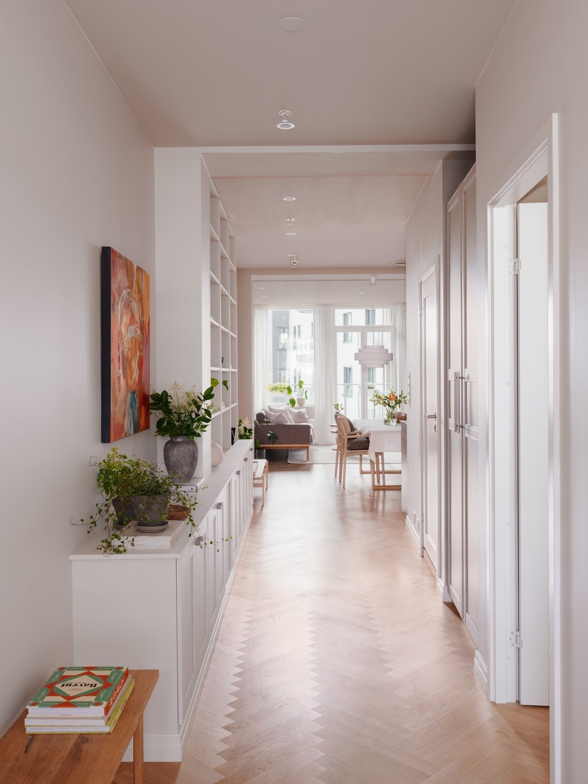 Du blir møtt av en innbydende entré som har plass for oppbevaring av jakker og sko i garderobeskap. Galleribilde