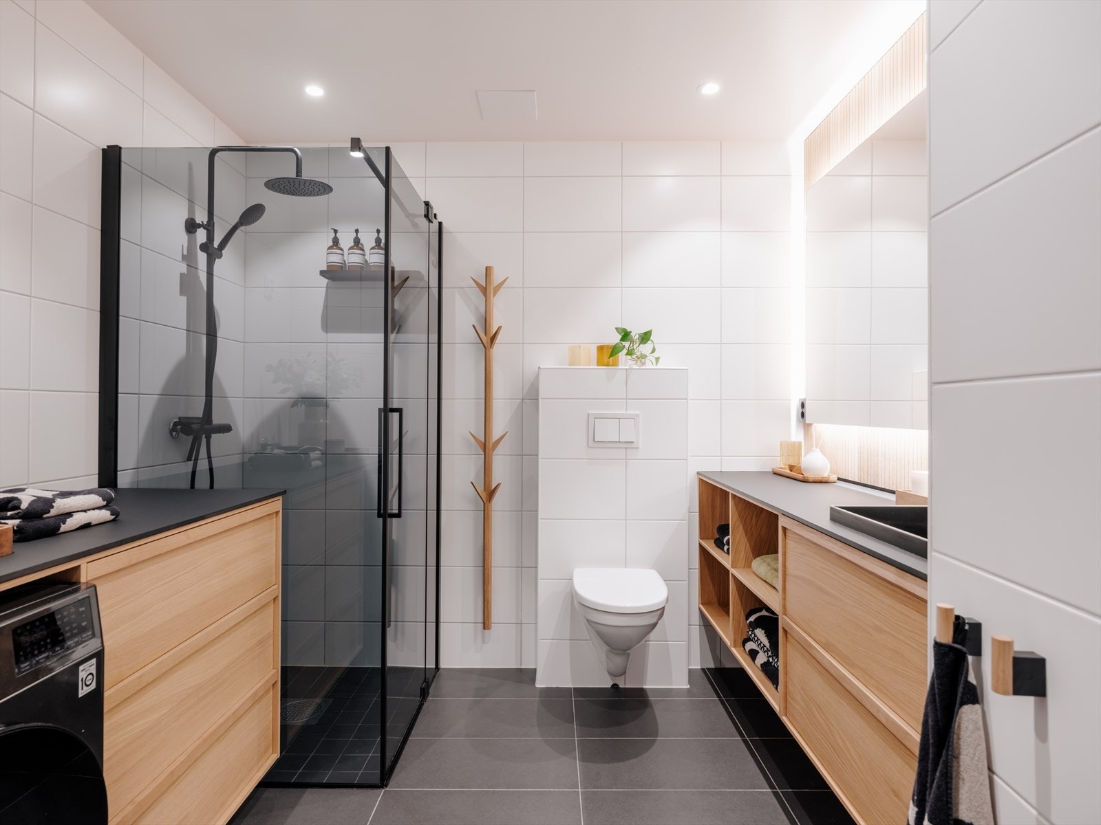 Det moderne badet er fra 2012 og ble modernisert av selger i 2022/23. Galleribilde