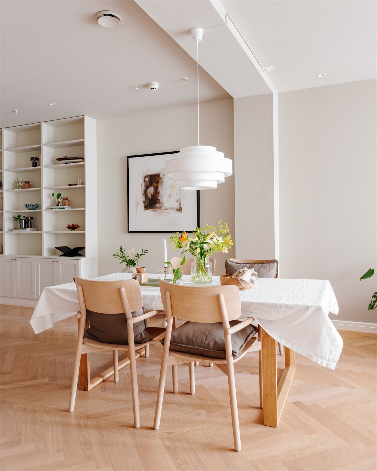 Det er naturlig plass til stort spisebord mellom stue og kjøkken. Galleribilde