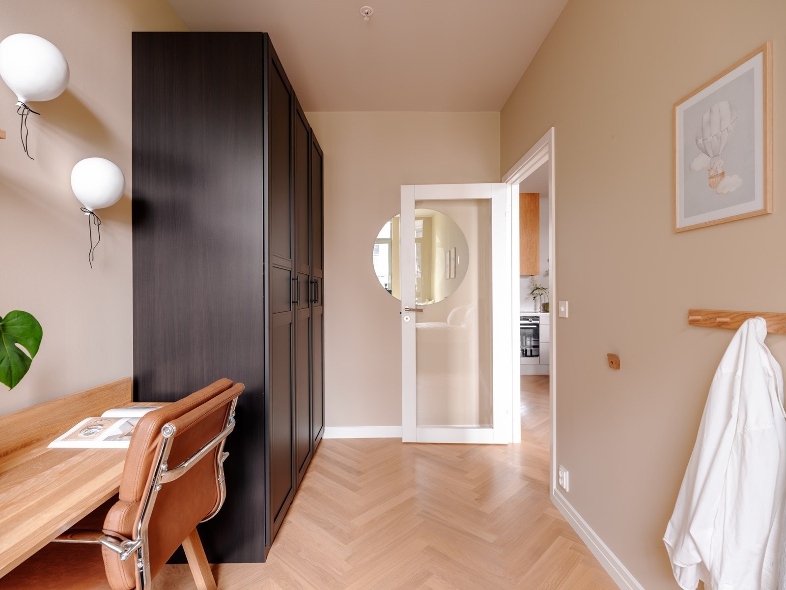 Rommet har god plass for seng, skrivepult og garderobeskap. Galleribilde