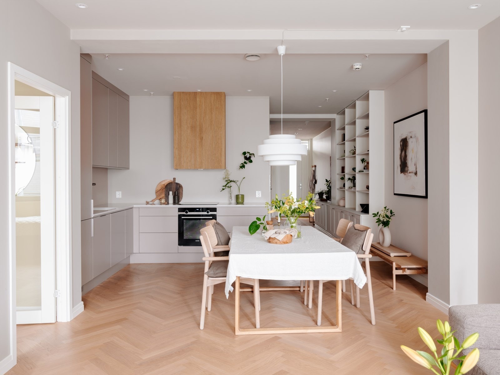 Et utrolig lekkert kjøkken fra 2022 flyter sømløst inn og er et pent blikkfang i den åpne løsningen. Galleribilde