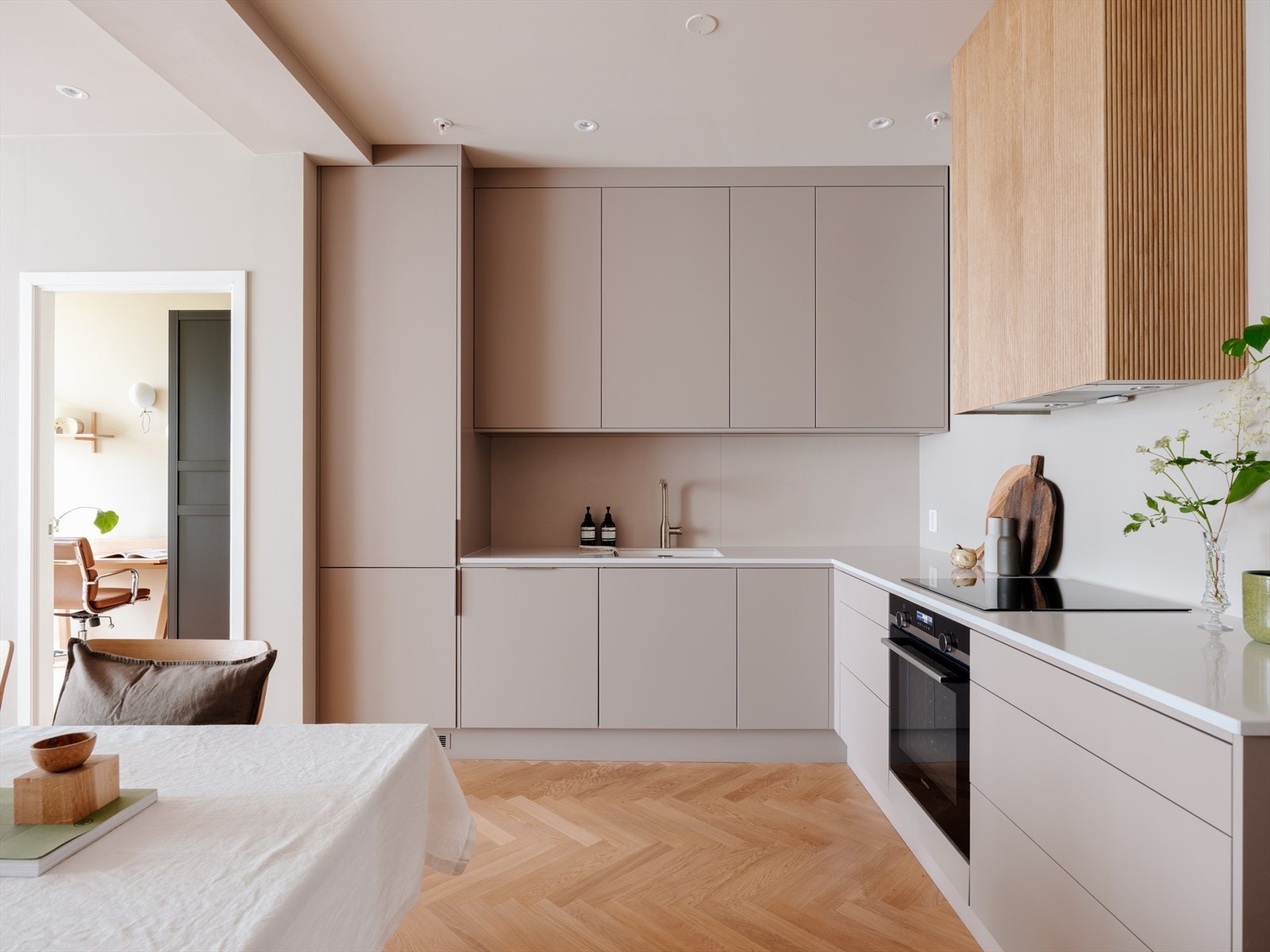 Ventilator er bygget inn i eik som gir kjøkkenet den siste prikken over i' en! Galleribilde