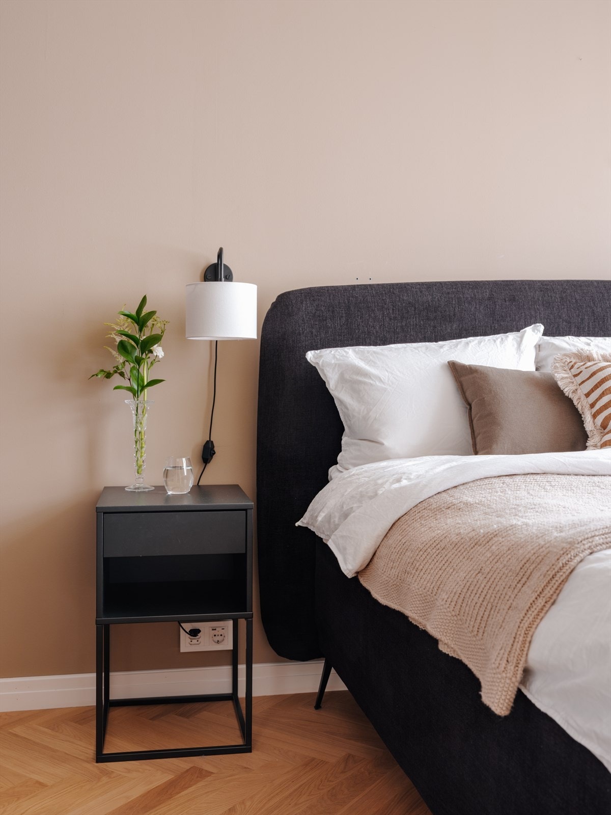 Soverommet er malt i en lun og behagelig veggfarge. Galleribilde