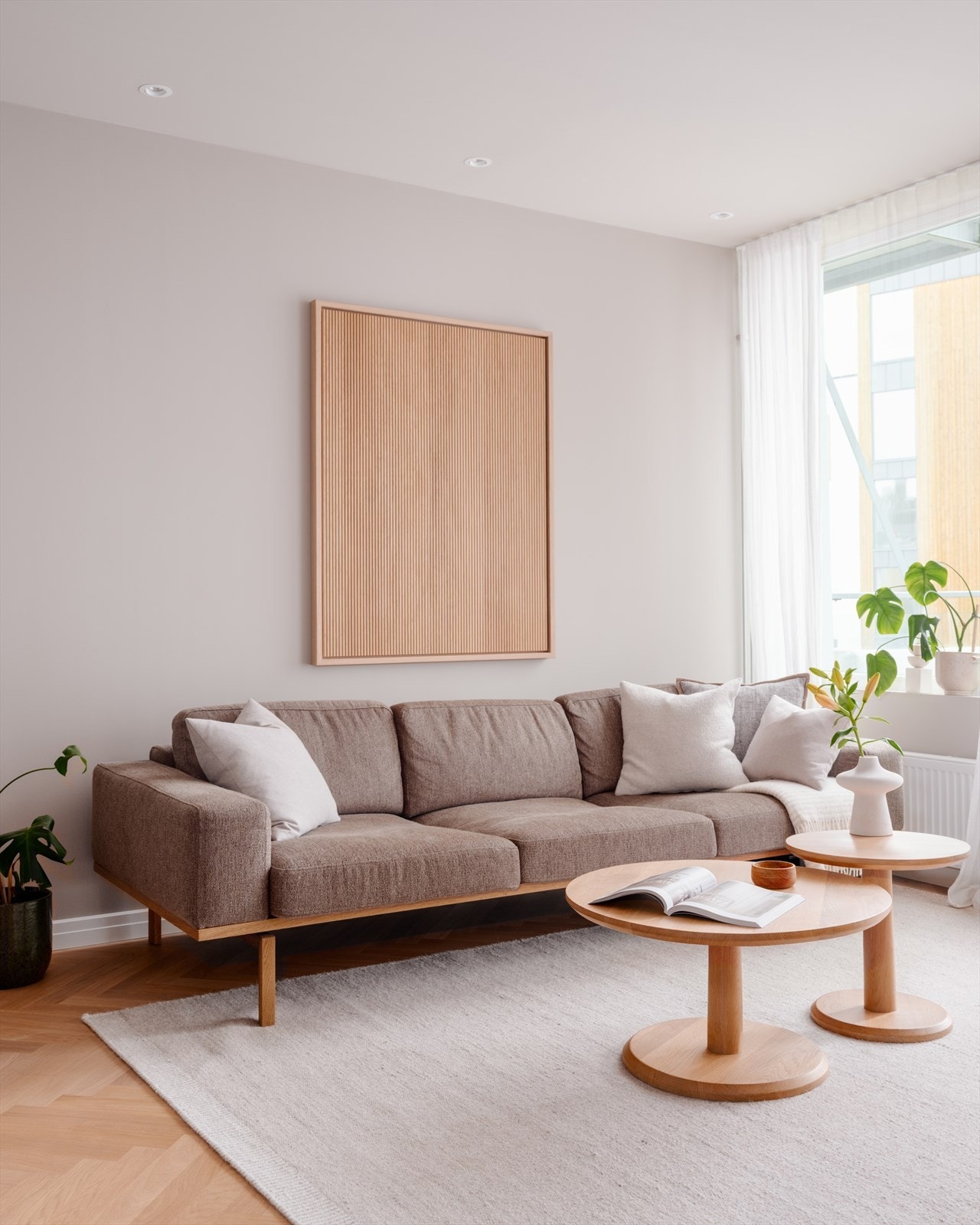 Hele leiligheten fremstår gjennomført med en smakfull fargepalett og pen fiskebeinsparkett. Galleribilde