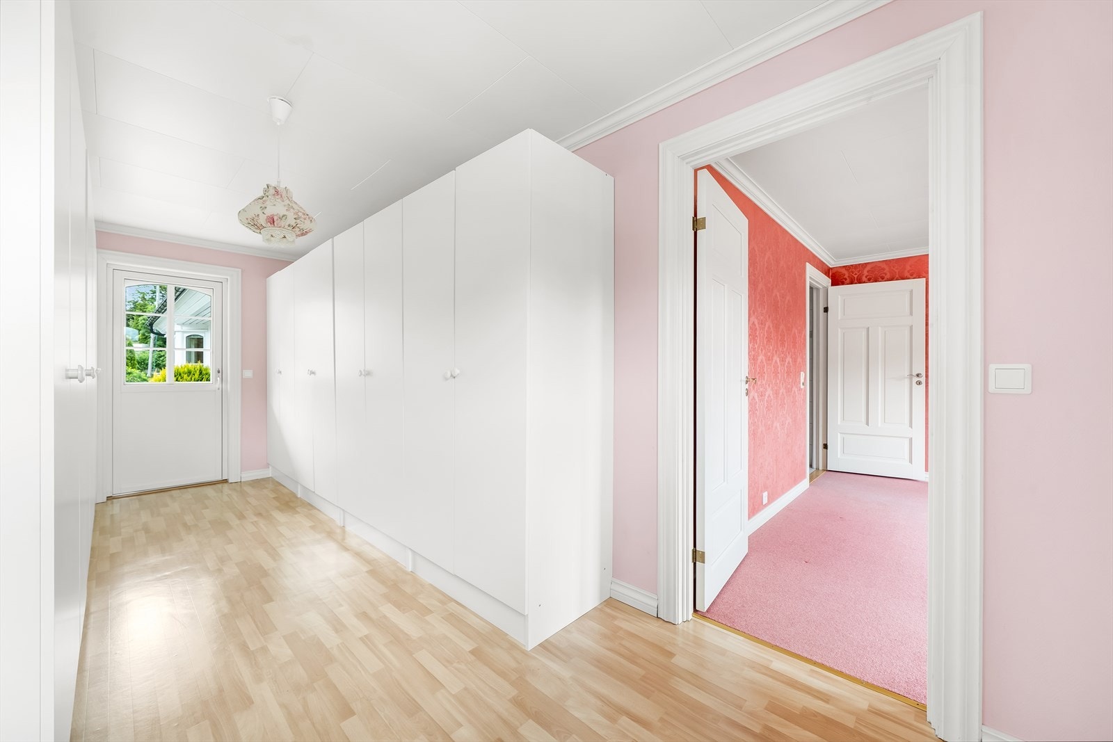 Walk-in / Garderobe med utgang direkte ut. Galleribilde