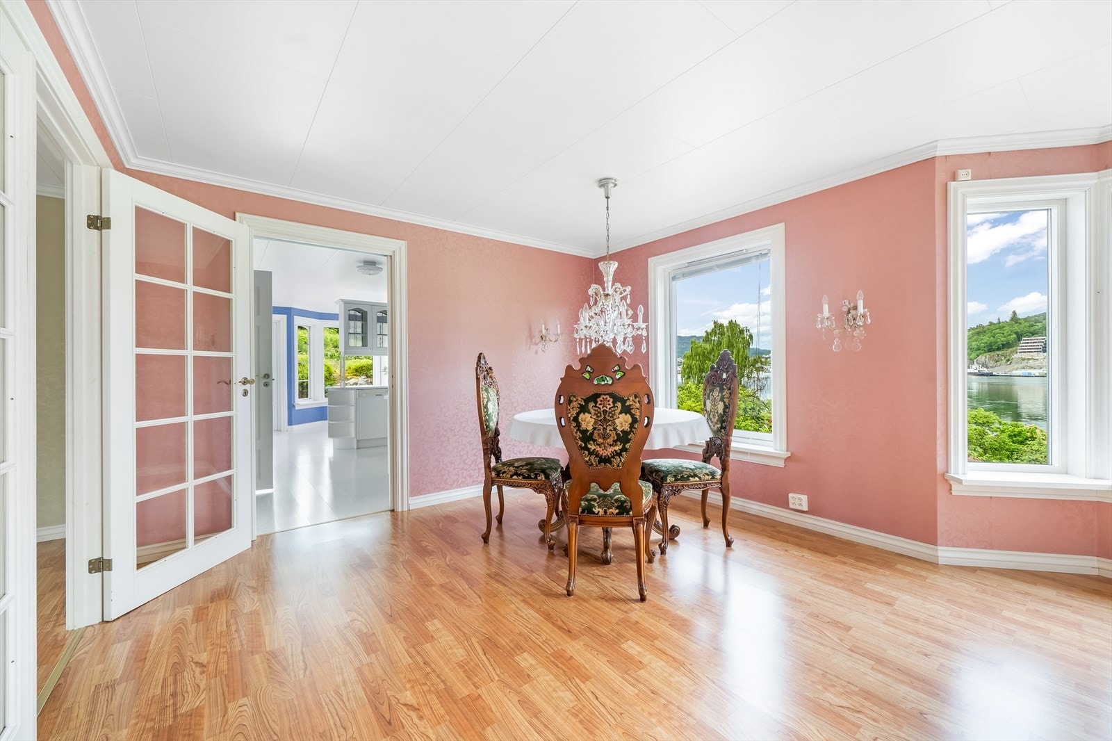 Koselig spisestue med utsikt over byfjorden Galleribilde