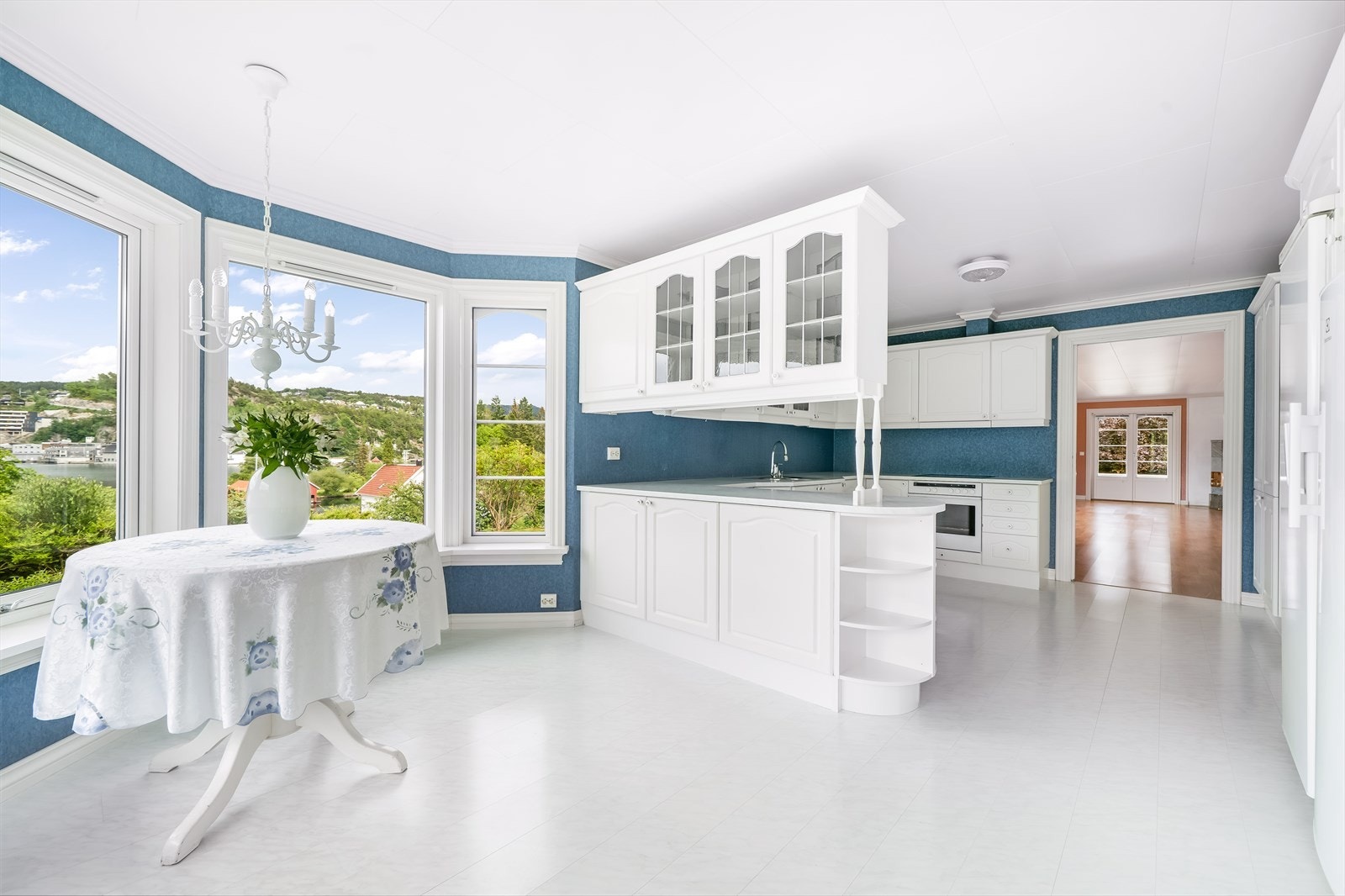 Lyst og romslig kjøkken i tilknytning til stue. Galleribilde