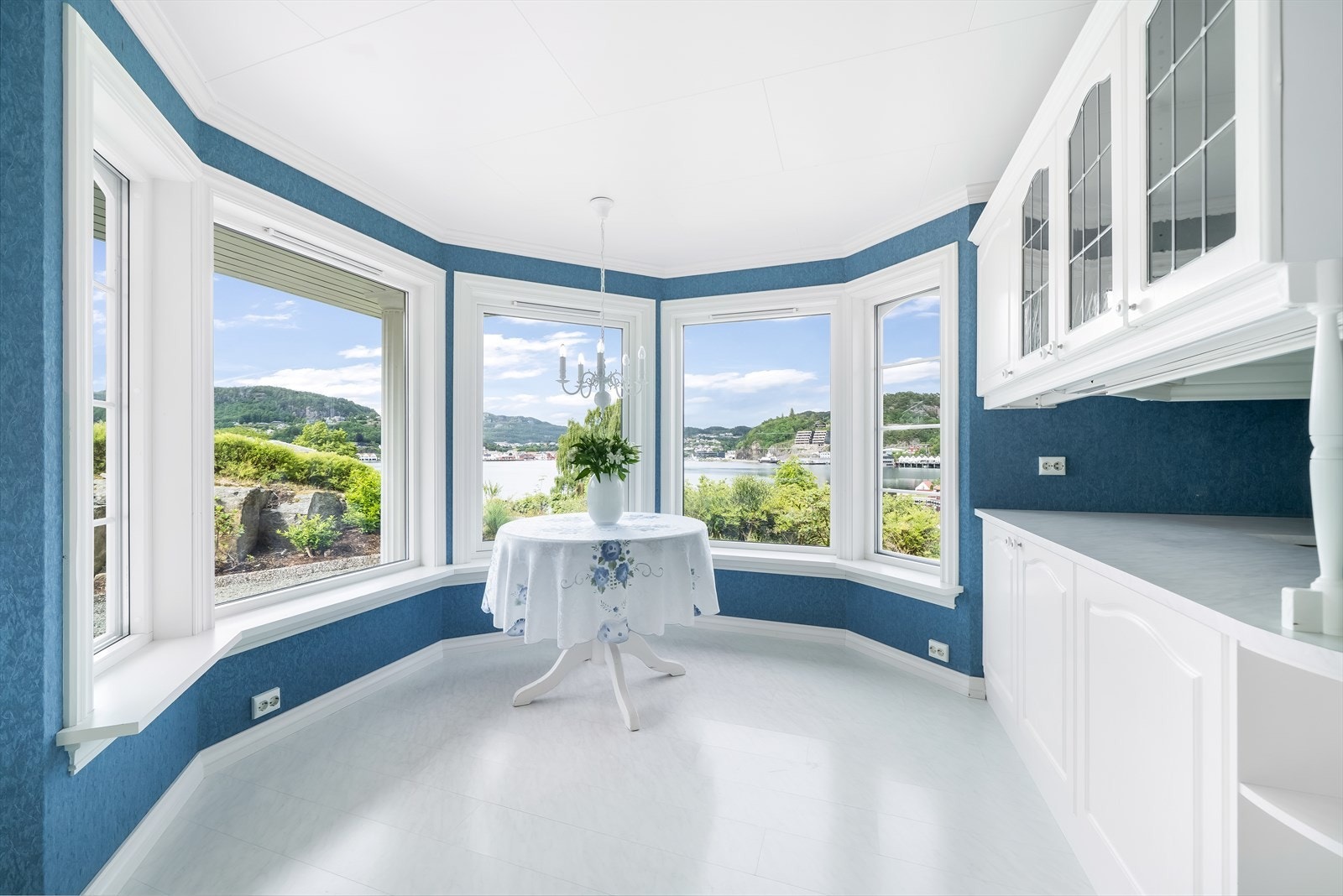 Eksklusiv spisestue i karnapp med utsikt til sentrum og byfjorden. Galleribilde