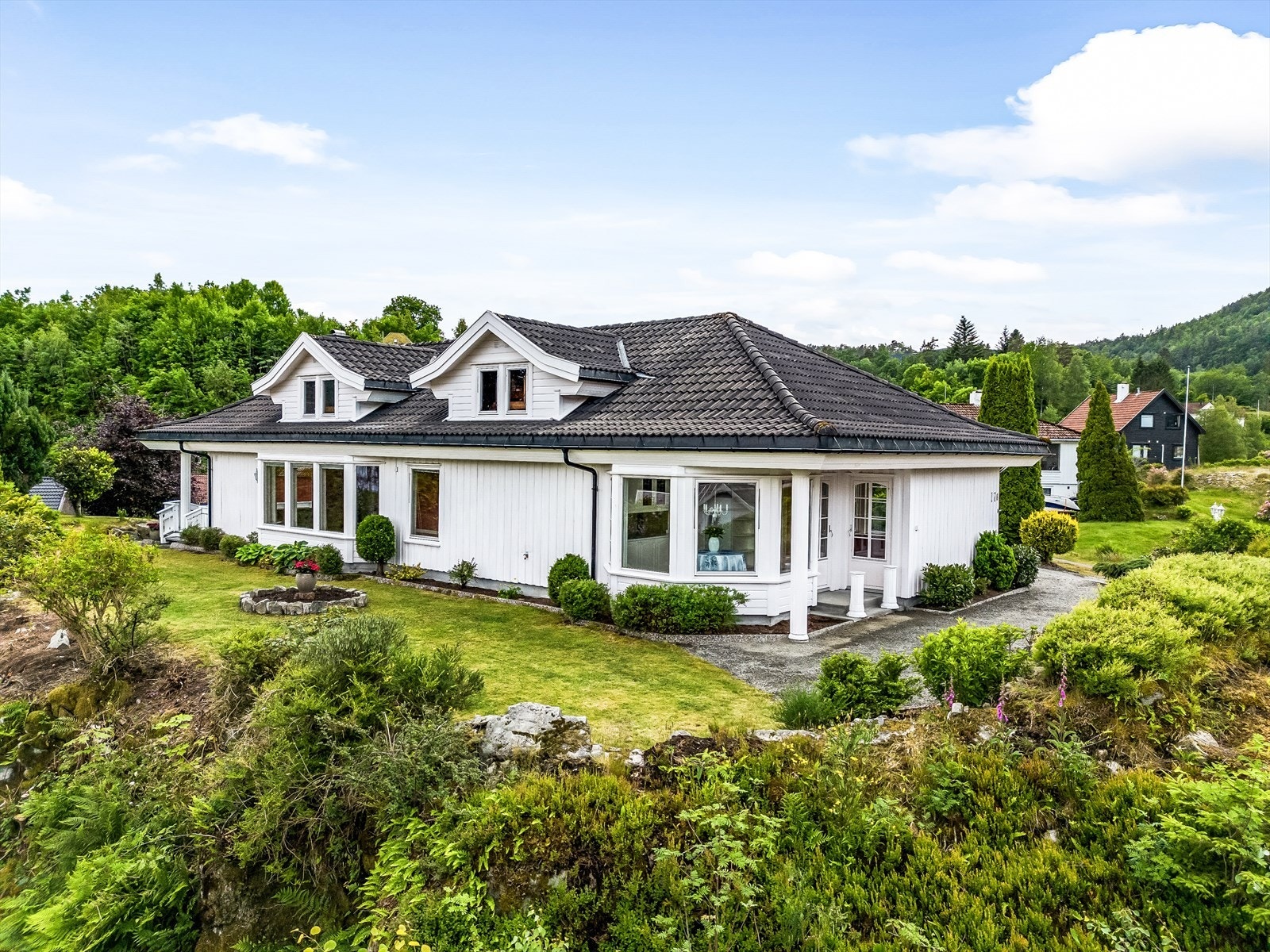 Pent opparbeidet hage rundt huset. Galleribilde