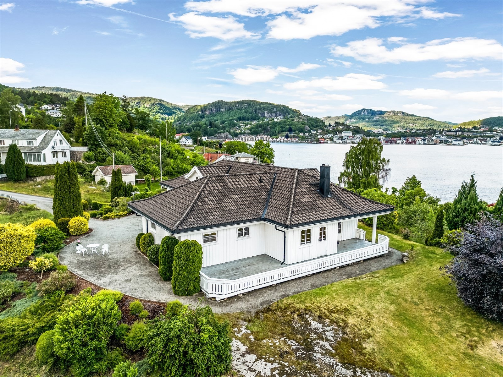 Usjenert beliggende på en velstelt tomt med nydelig utsikt over byfjorden. Galleribilde