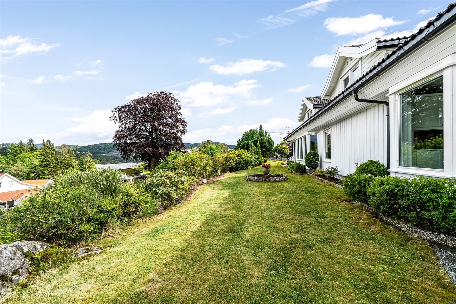 Koselig hage på fremsiden av bolig. Galleribilde