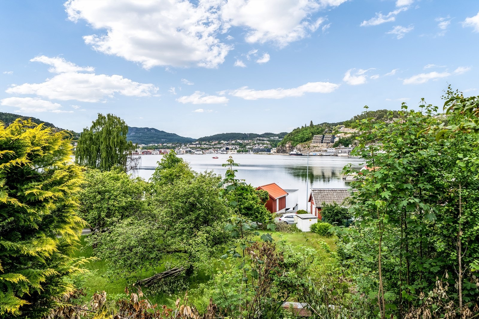 Kort vei til sjøen. Mulighet for langtidsleie av båtplass i båtnaust like nedenfor. Galleribilde