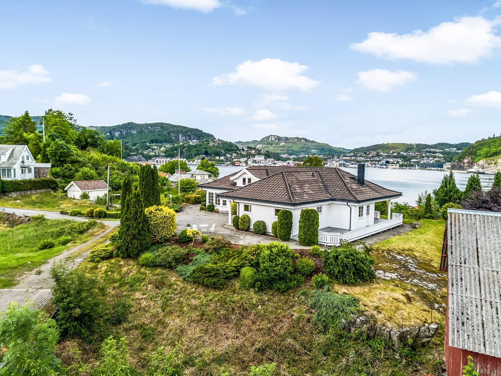 Usjenert beliggenhet på en romslig tomt. Galleribilde