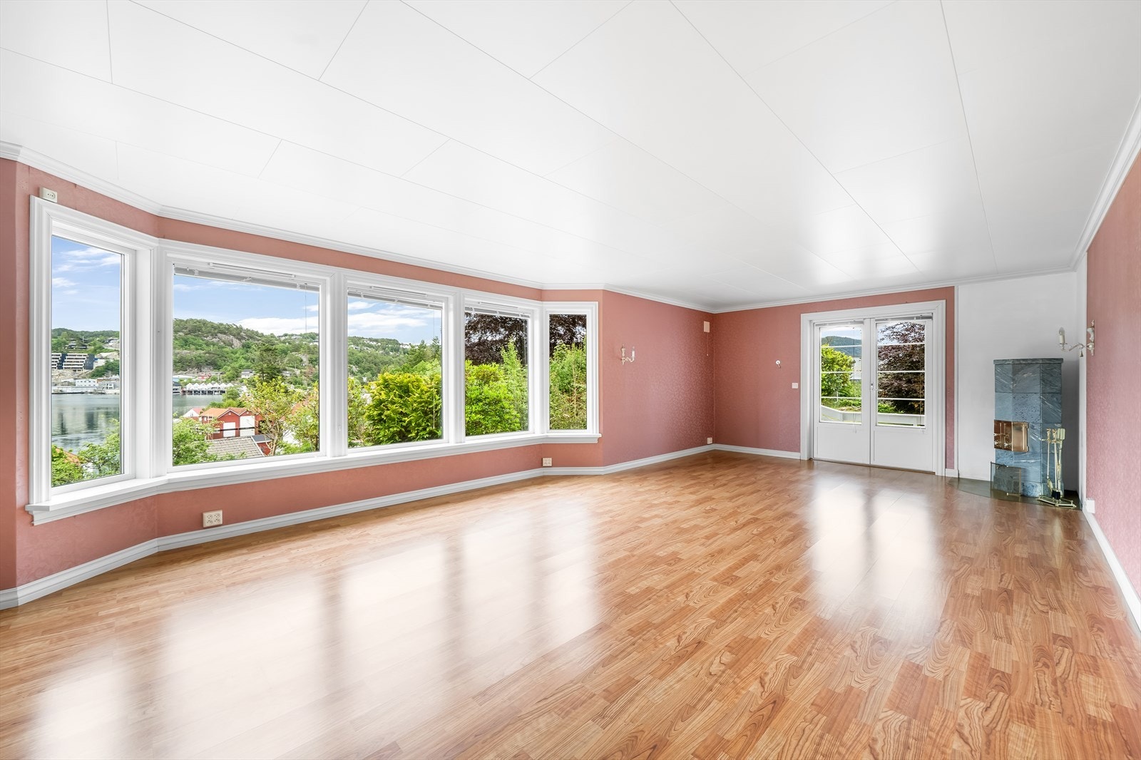 Stor romslig stue med karnapp Galleribilde