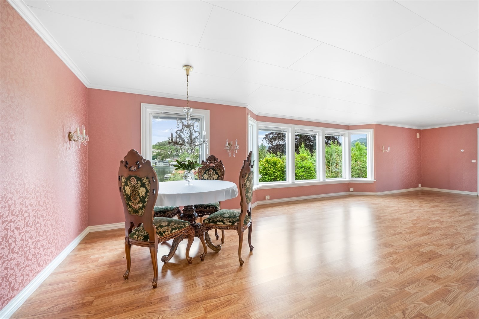 Stor og romslig stue med flott utsikt. Galleribilde