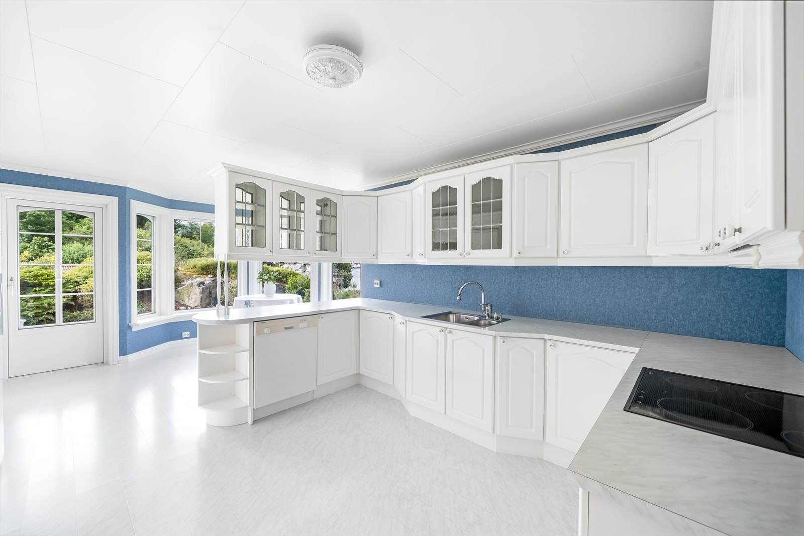 Romslig kjøkken med halvøy Galleribilde